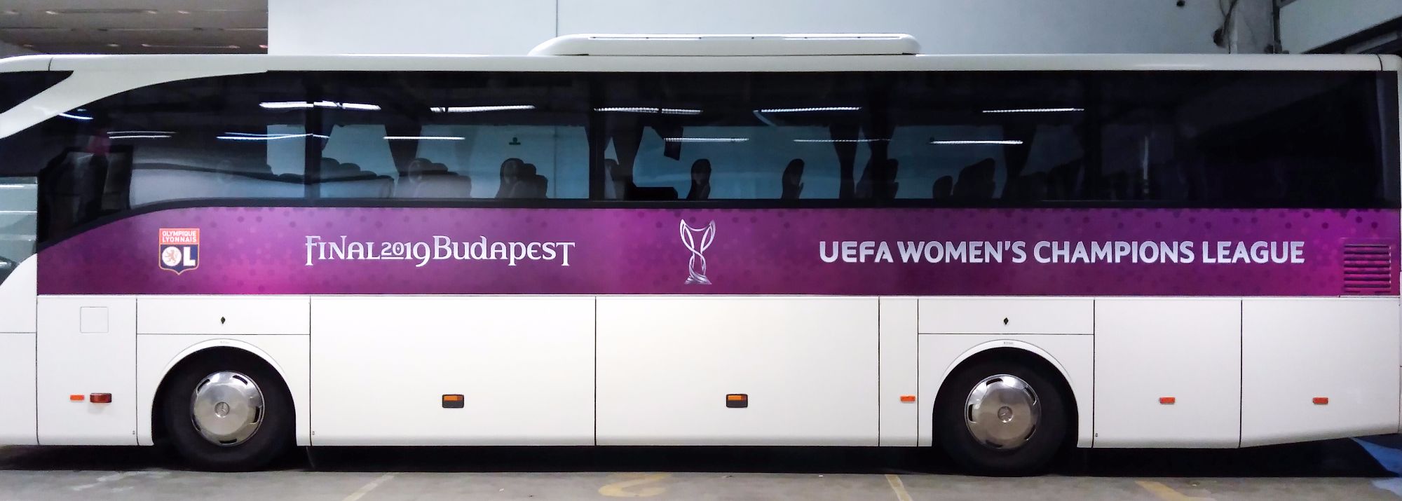 Busz teljes fólázás